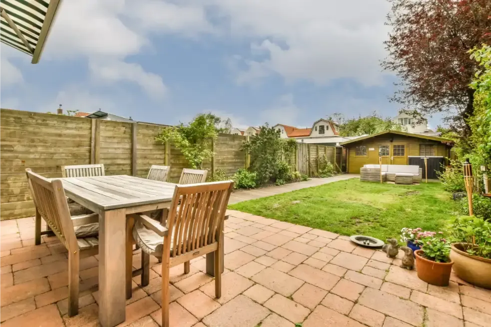 Gepflegter Garten mit Terrasse und Sitzbereich